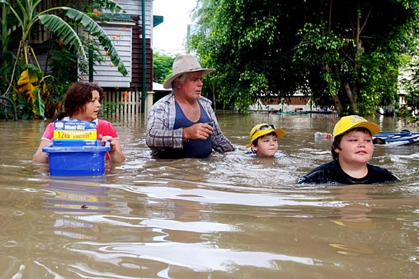 500’ün üzerinde ev sular altında: Queensland’da sel iki kişinin hayatına neden oldu
