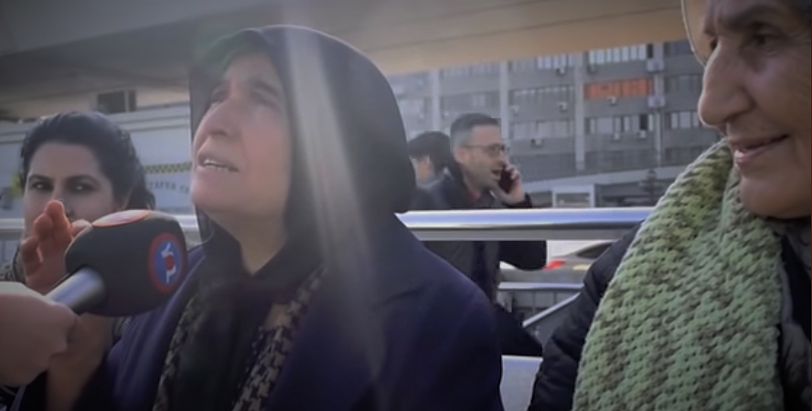 Yaşlı teyze Erdoğan’a: Bir Cumhurbaşkanı seçim için çay dağıtamaz, Türkiye’mizin bir şanı var