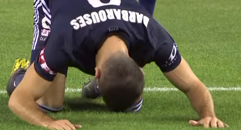 Yeni Zelandalı futbolcu Kosta’dan Cami saldırılarında ölenler için secdeli gol sevinci