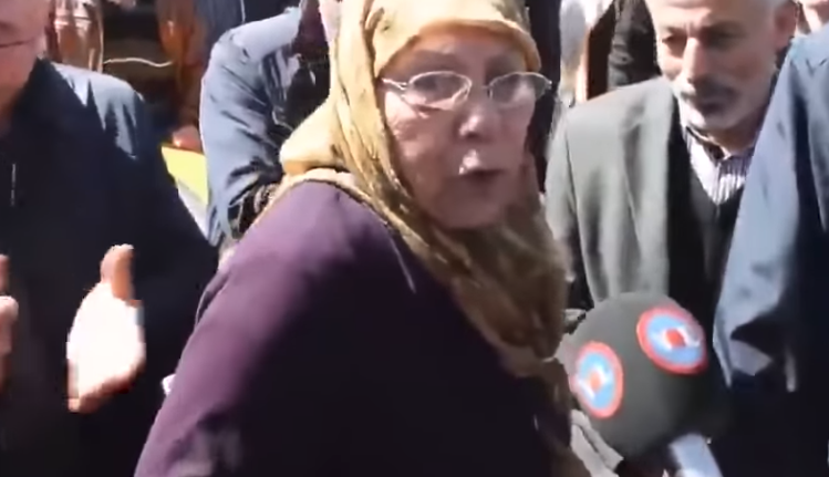Sosyal medya bu teyzeyi konuşuyor: Paranın başına damadını oturttu, Cumhurbaşkanı oldu, biz burada sürünelim