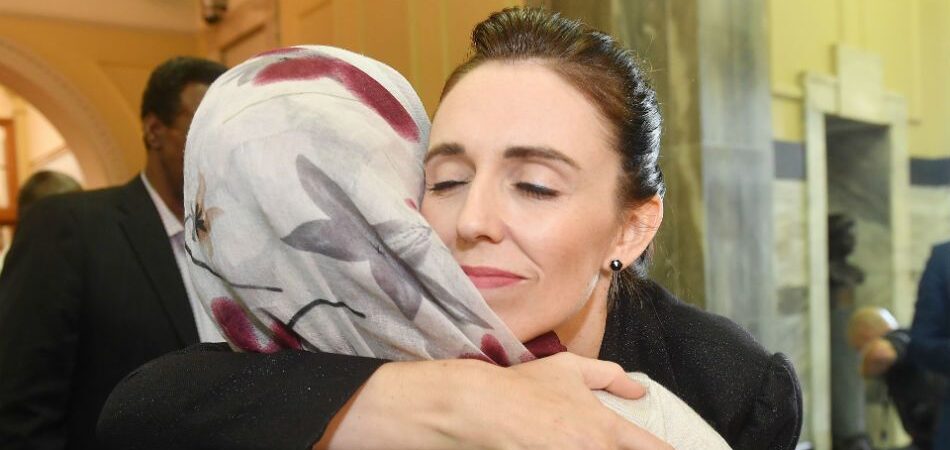 İngiliz Guardian: Yeni Zelanda Başbakanı, dünyaya gerçek liderlik, dayanışma ve sevginin ne demek olduğunu gösterdi