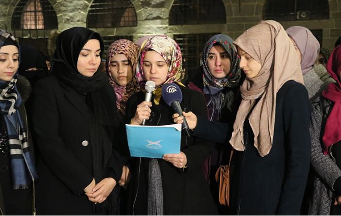 AKP’liler ‘Ezanı protesto’ yalanını sürdürüyor: TÜGVA’lı kadınlar, feministleri sineğe benzetti
