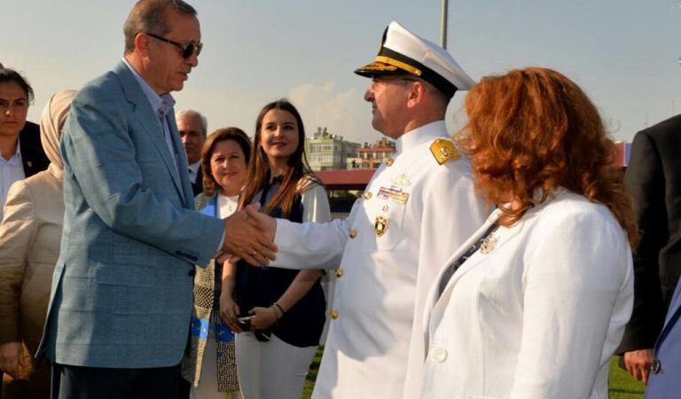 Tutuklu Tuğamiral’ın eşi: Birliğine dön emri veren de birliğe girer girmez eşimin vurulmasını emreden de aynı kişi