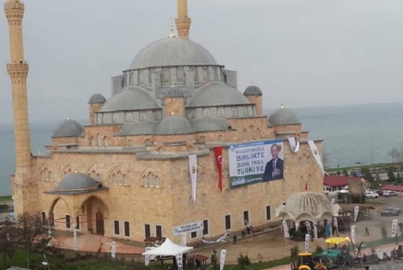 Minareden AKP’nin seçim şarkısını çaldılar