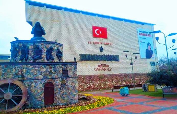 AKP, Gaziantep’teki 14 Şehit Anıtı’na seçim afişi astırdı