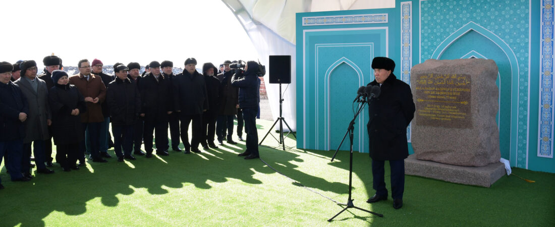 Nazarbayev, giderayak Orta Asya’nın ‘en büyük’ camsinin temelini atarak, görevini bıraktı