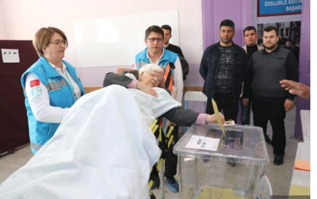Türkiye sandık başında: İki Saadet Partili sandık görevlisi öldürüldü