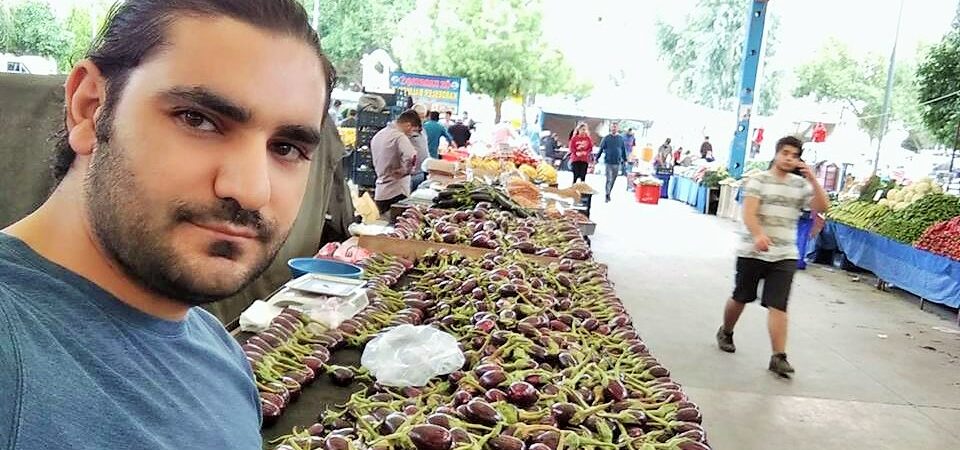 Pazarcı öğretmen Gürsel Tekin’e içini döktü: Öğrencilerimin başında olmam gerekirken patlıcan satıyorum
