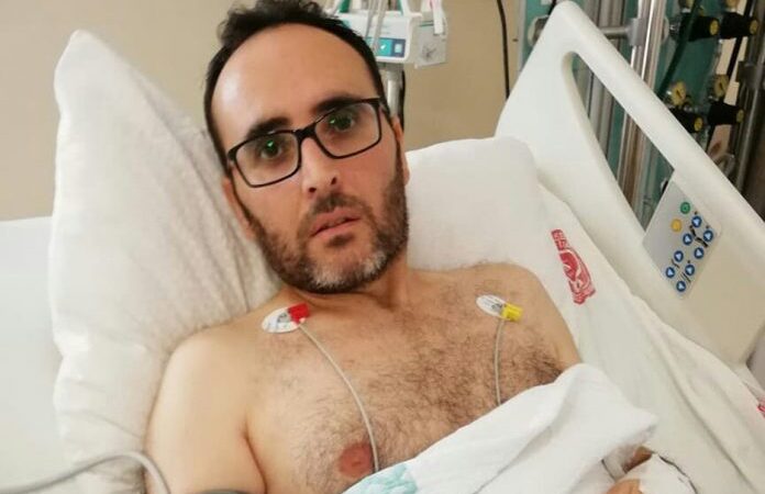 Tutuklu öğretmen Veysi Demir sedye ile savcılığa götürüldü
