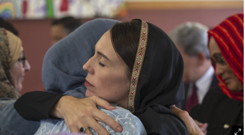 Başbakan Ardern bir Anne şefkatiyle yanık yürekleri serinletiyor