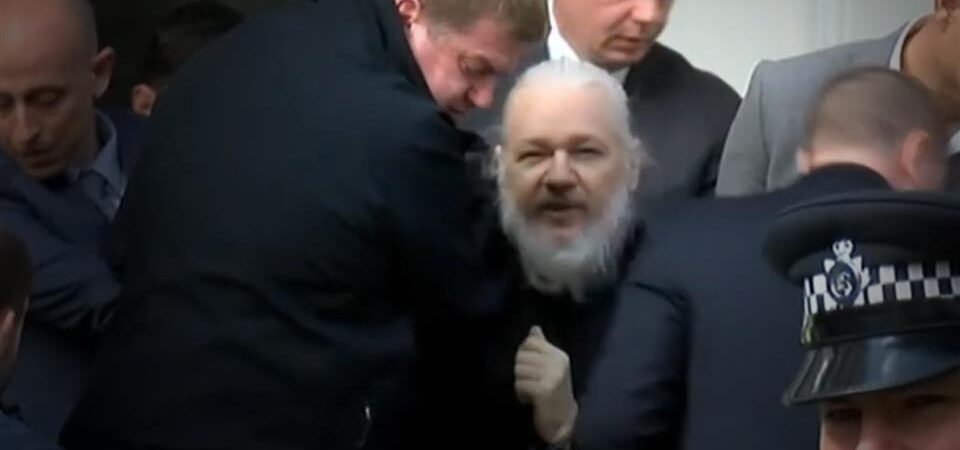 Mahkemeye çıkarılan Wikileaks’in kurucusu Assange tutuklandı
