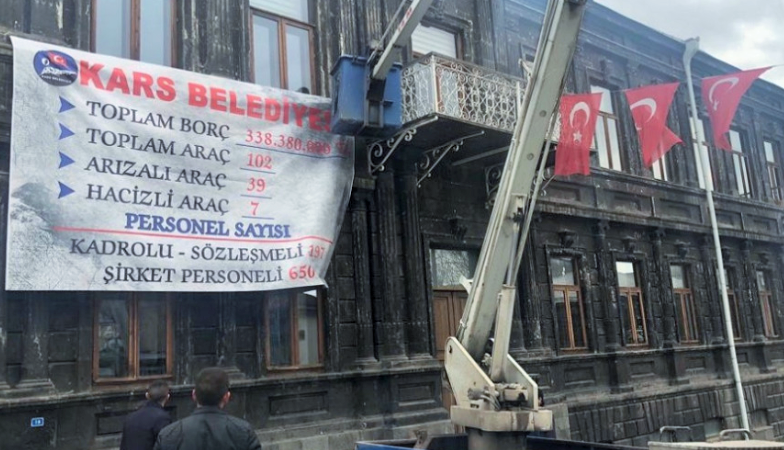 Kars Belediyesi, borç listesini binasına astı