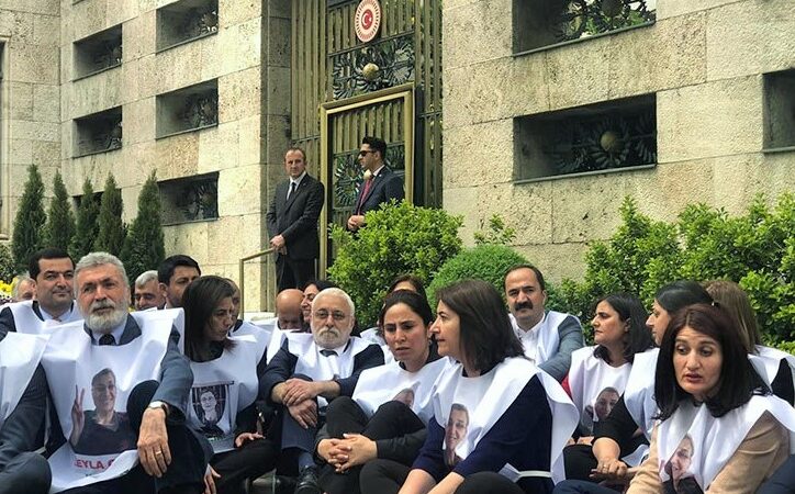 HDP’li vekiller Meclis Başkanı’nın kapısında oturma eylemine başladı