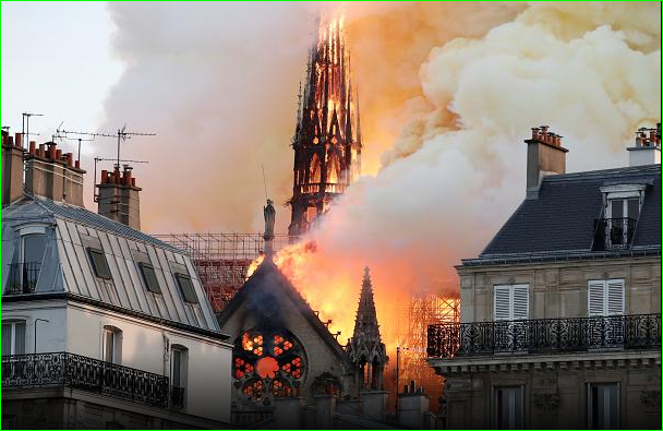 Paris’in simgesi Notre-Dame Katedrali’nde büyük yangın; en yüksek kulesi yıkıldı
