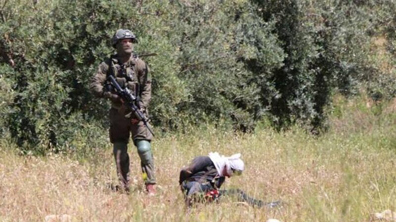 İsrail askerlerinden vahşet: Gözleri bağlı, elleri kelepçeli Filistinliyi vurdu