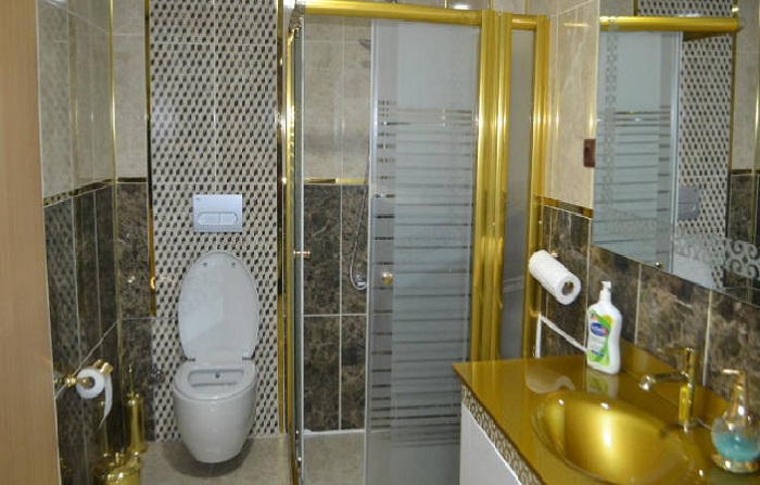 Diyarbakır’da bir banyo vakıası daha: Kayyım kaymakamın altın renkli banyo merakı