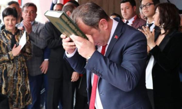 Bolu’da CHP’li Başkan Kuran’a el basarak yemin etti: Tüyü bitmemiş yetimin hakkını koruyup, harama el uzatmayacağım