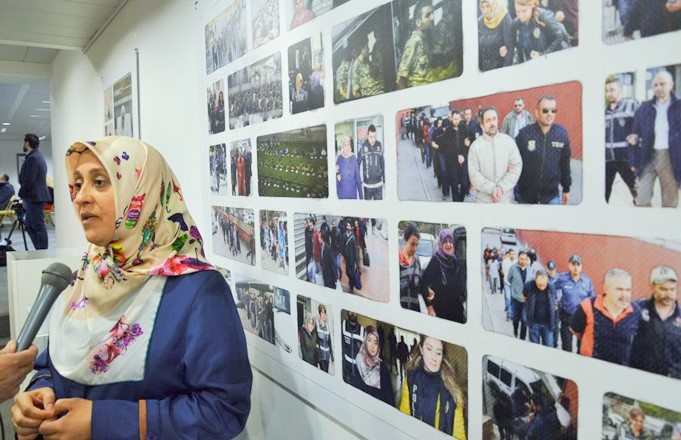 Gökhan Öğretmen’in eşi  Mümine Açıkkollu: Eşimin burada gözlüğü sergileniyor, insanlık adına çok üzgünüm