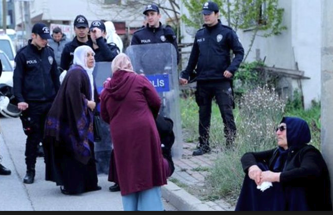 Gebze’de polis anneleri bir kez daha yerde sürükledi