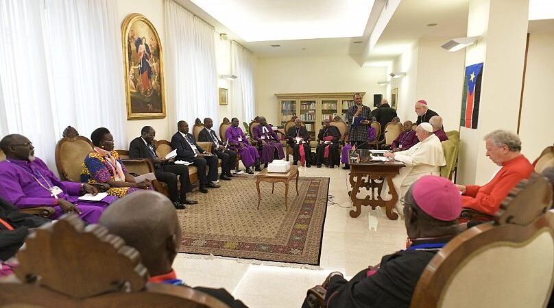 Papa Francis barış için Güney Sudanlı liderlerin ayağını öptü