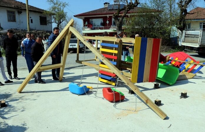 Seçimi kaybeden muhtar çocuk parkını söktü