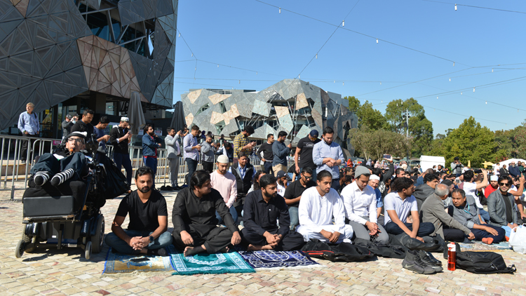 Melbourne Federasyon Meydanı’nda cuma:: Göçmen karşıtı Neil Erikson’ın cemaati tahriki tutmadı, polis gözaltına aldı