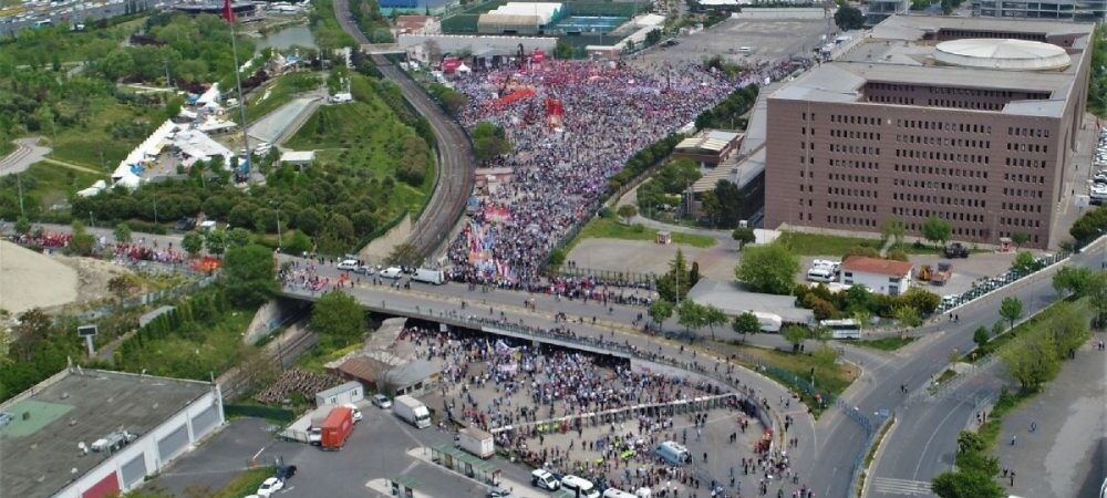 Taksim’e sokulmayan İşçiler, İstanbul’da coşkulu 1 Mayıs’ı kutladı