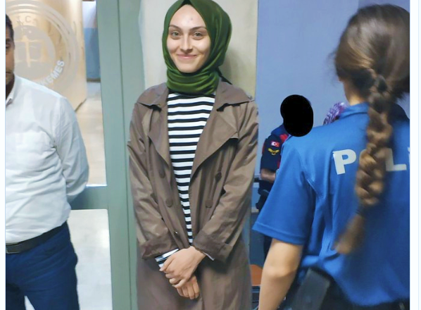 Senanur, mahkeme önünde tebessümle bekliyor: Serbest bırakın şu mazlum genç kızı