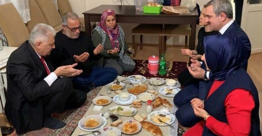 Mübarek ay da seçim şovu: AKP’li Yıldırım’ın, masa varken yerde iftar yapması sosyal medyada alay konusu oldu