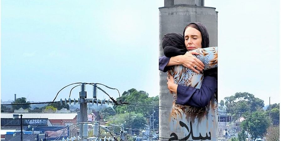 Yeni Zelanda Başbakanı Ardern’in “şefkati” Melbourne’de siloya resmedildi
