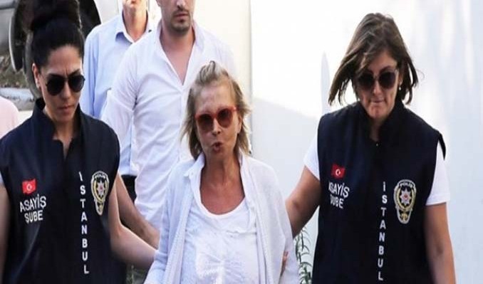 Yazar Nazlı Ilıcak, cezaevinden mesajı var: Dışarıda hayat devam ediyor, ben mezarda izliyor gibiyim