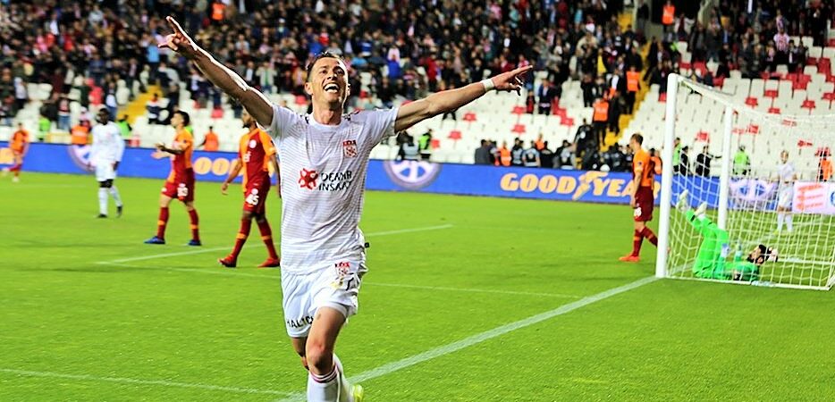 Süper Lig’de Sivasspor, şampiyon Galatasaray’ı 2-0 geriden gelerek 4-3 mağlup etti