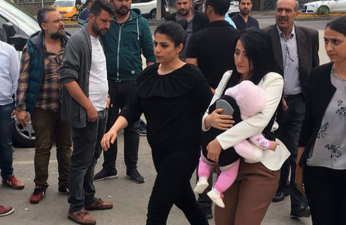 AYM’den flaş karar: ‘Çocuklar ölmesin’ dediği için cezaevine giren Ayşe öğretmene tazminat