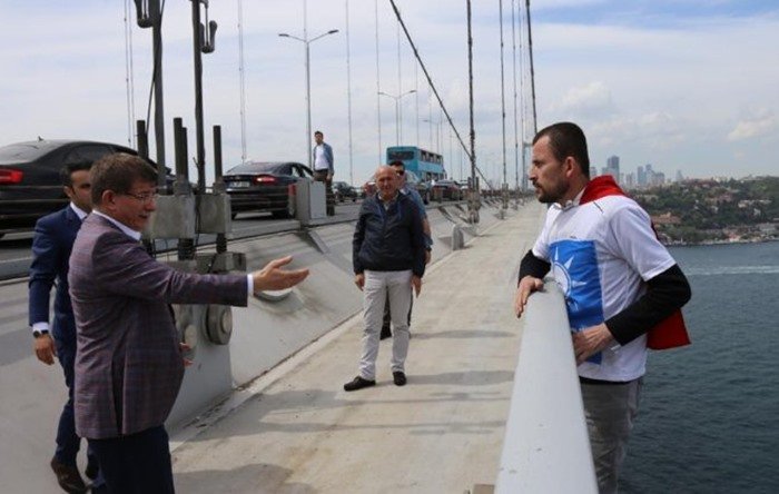 AKP tişörtü ile intihar grişiminde bulunan genç, iş istedi: Davutoğlu’nun intihar girişimini engellemesi yandaşları isyan ettirdi