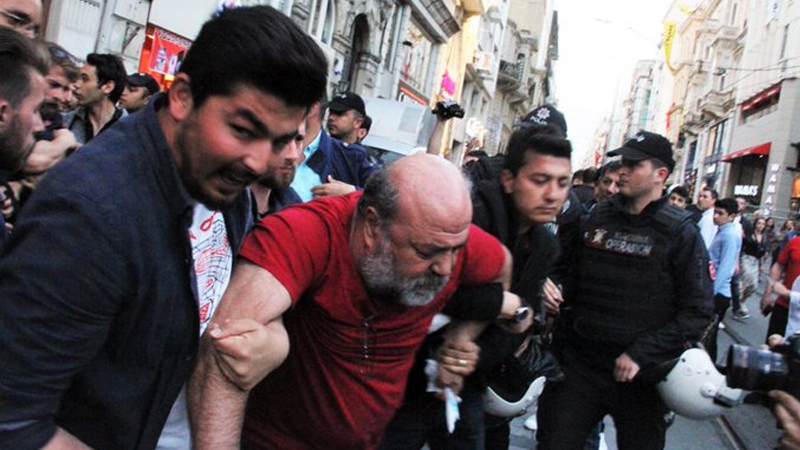 ‘Yeryüzü Sofrası’na polis müdahalesi: İhsan Eliaçık yerde sürüklenerek, gözaltına alındı