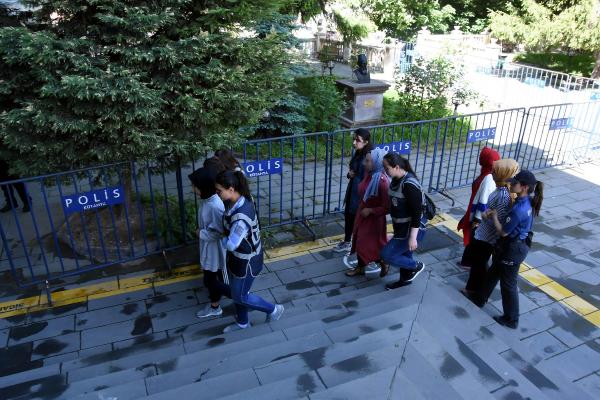 Gözaltına alınan 7 üniversite öğrencisi adliyeye sevk edildi