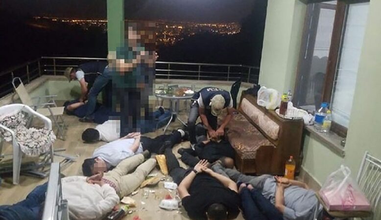 Bağ evinde ters kelepçe ile gözaltına alınanlar beraat etti