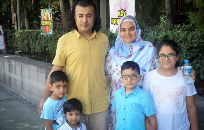 Şehit polis kızı, KHK’lı mülteci polis eşi: Kardeşim bizi ihbar etti, anne ve babası kapımızı çalmadı