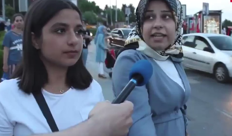 Mikrofon uzatılan vatandaş AKP’yi topa tuttu: Tayyip Erdoğan bir işe yaramıyor bunun farkına varsın insanlar, o bizim önderimiz değil