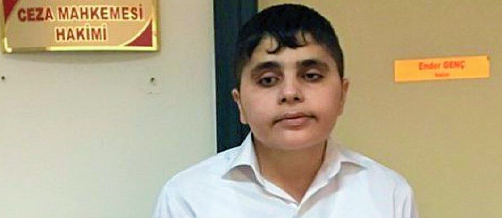 Gazeteci Cüneyt Arat’tan meslektaşlarına: Ey sözde gazeteciler, ağır engelime rağmen ellerime kelepçe takıldığını yazabilecek misiniz?