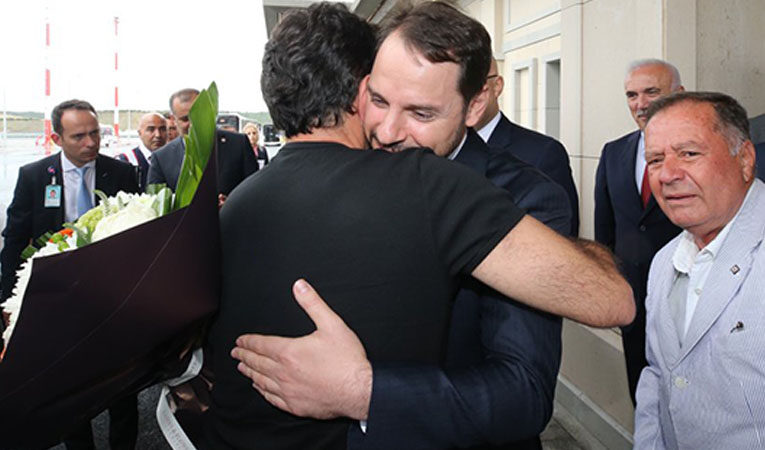 Zarrab davası hükümlüsü Atilla’yı Damat Bakan Albayrak çiçeklerle karşıladı