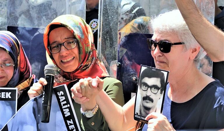 Gözyaşları sel oldu: 745. haftada, Cumartesi Anneleri, MİT tarafından kaçırılan 6 kişinin yakınlarıyla buluştu