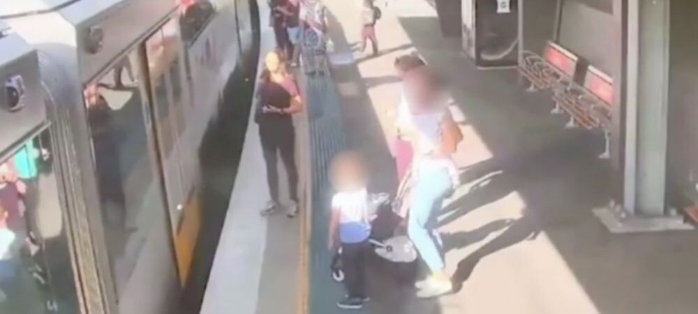 Tren ve platform arasına düşen çocuk yolcular tarafından kurtarıldı