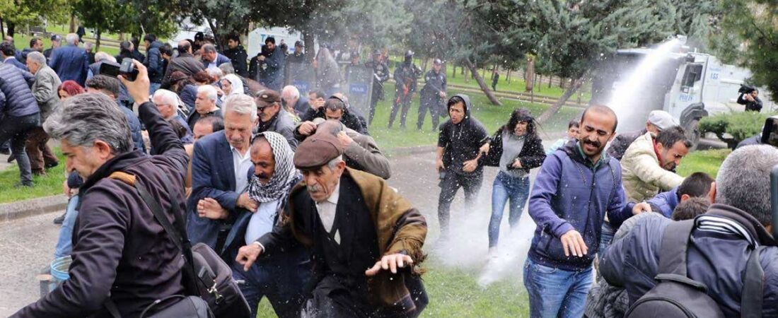 Diyarbakır’da halk iradesine sahip çıkarak, sokağa döküldü polis tazyikli su kullandı