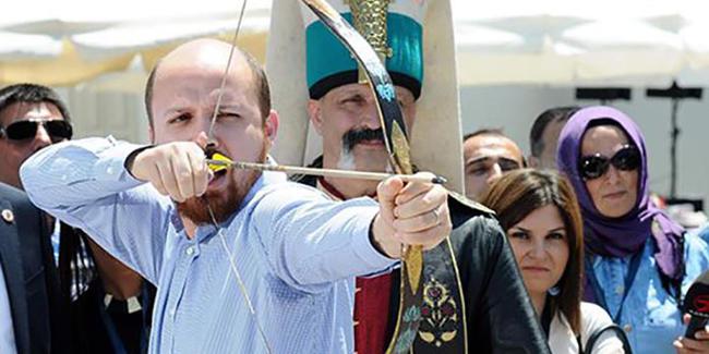 Babasının korumasında: ‘Cumhurbaşkanlığı himayelerinde’ Okçular Vakfı reklamı