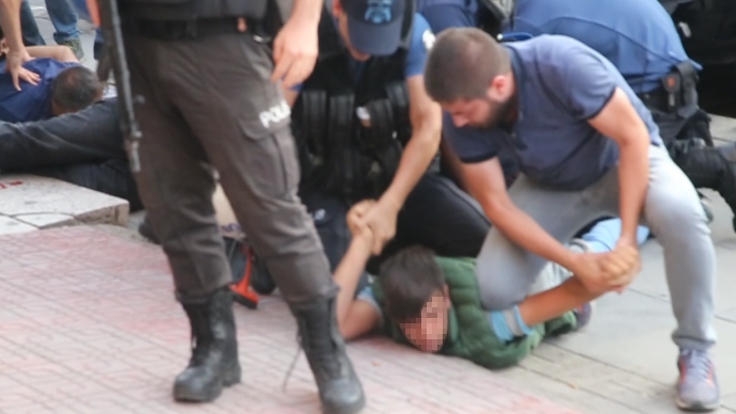 Kayyım zulmü yaş tanımıyor: Protesto yapan 12 yaşındaki çocuğa ters kelepçe