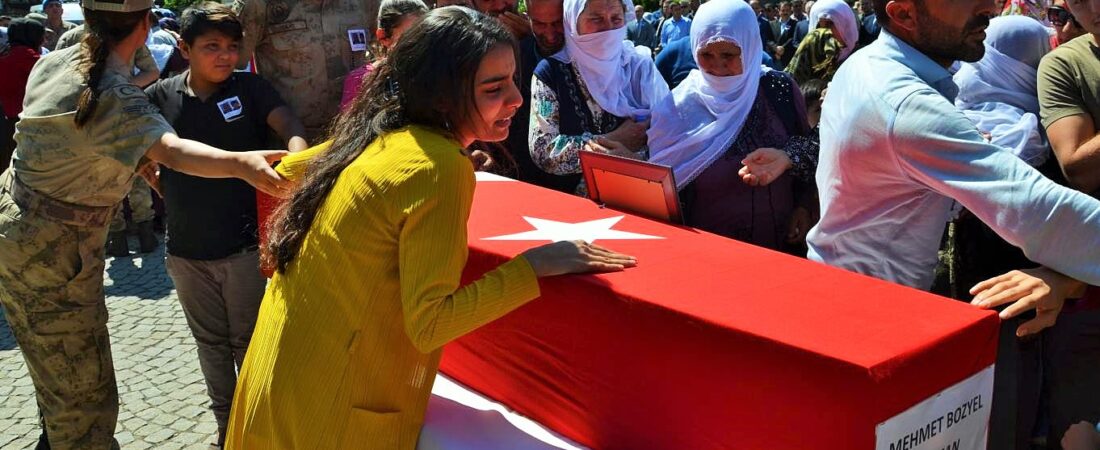 Kulp’taki patlamada hayatını kaybeden siviller Kürtçe ağıtlarla toprağa verildi