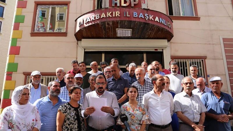 HDP: Binamızın önünde, ‘çocuklarımız dağa götürüldü’ eylemini yapan aileleri polis yönlendiriyor