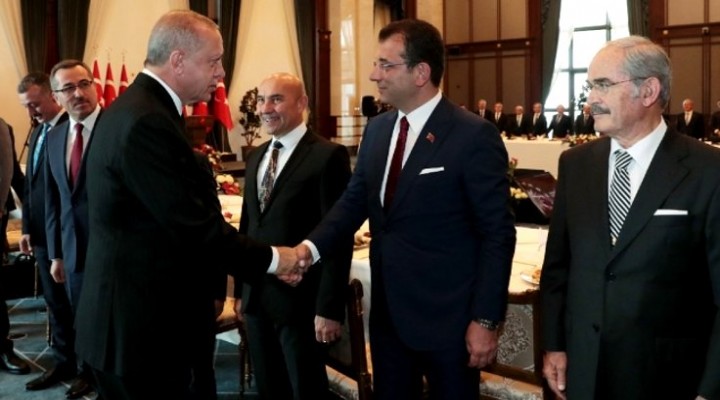 Toplantıda sandalyesi kırılan İmamoğlu yere düştü: Saray komplosu mu?