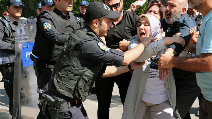 AKP önünde eyleme 3’üncü günde de annelere gözaltı: Ben çocuğumu istiyorum